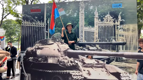 Ông Dương Văn Sáng, cựu chiến binh, bồi hồi sống lại những khoảnh khắc lịch sử, tại Triển lãm tương tác của Báo Nhân Dân. (Ảnh: HẢI YẾN)