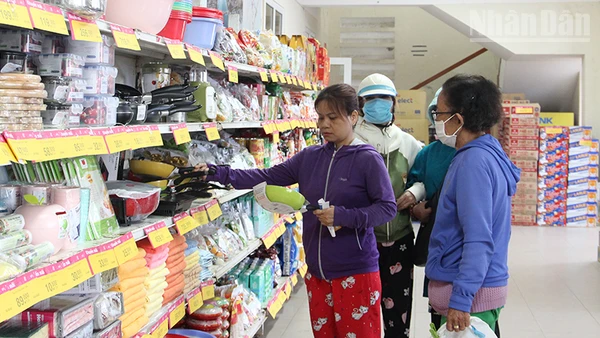 Hộ dân có hoàn cảnh khó khăn mua sắm tại chợ Tết Nhân ái 0 đồng.