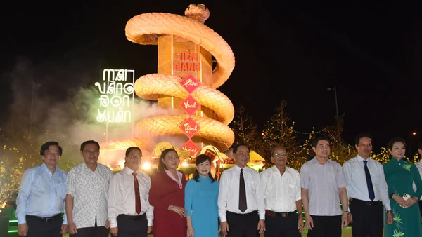 Các đại biểu chụp ảnh lưu niệm tại khu linh vật rắn ở đường hoa Quảng trường Hùng Vương.