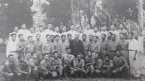 Bác Hồ chụp ảnh lưu niệm cùng nhóm thiết kế và thi công nhà sàn của Người. Nguồn: Gia đình cung cấp