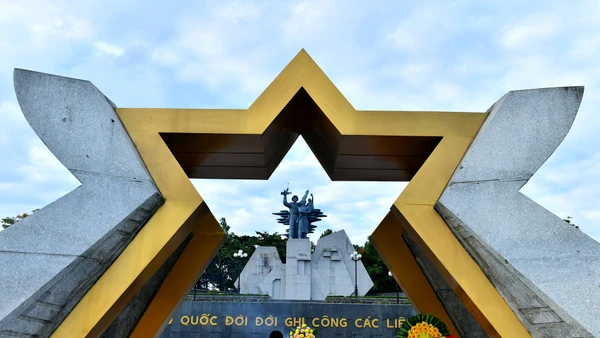 Thế hệ hôm nay luôn ghi nhớ công lao các anh hùng liệt sĩ.