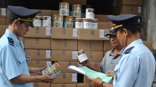  Lực lượng chức năng tiến hành kiểm tra về chất lượng sản phẩm, hàng hóa.