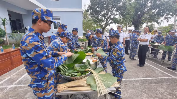 Các chiến sĩ lữ đoàn 162 gói bánh chưng chuẩn bị đón Tết.