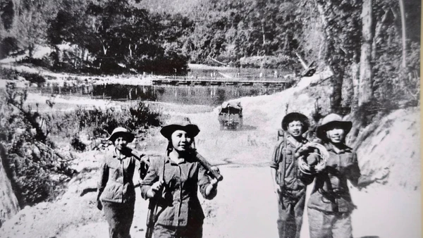 Những cô gái mở đường Trường Sơn đẹp như trong "Bài ca mở đường". Ảnh: Hoàng Kim Đáng