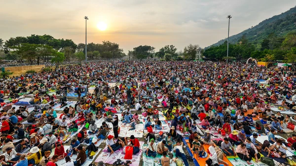 Đông đảo người dân ngủ lại qua đêm, chờ đến sáng sớm để lên đỉnh núi Bà Đen cầu an dịp đầu năm.