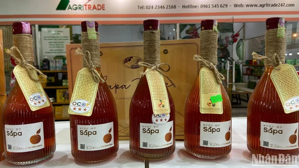 Rượu mơ Sa Pa, tỉnh Lào Cai, sản phẩm OCOP 3 sao. (Ảnh: NGỌC KHÁNH)