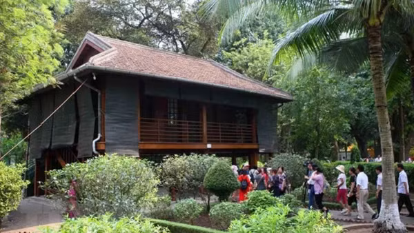 [Video] Hàng nghìn du khách thăm Khu di tích Chủ tịch Hồ Chí Minh mỗi ngày