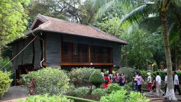 [Video] Hàng nghìn du khách thăm Khu di tích Chủ tịch Hồ Chí Minh mỗi ngày