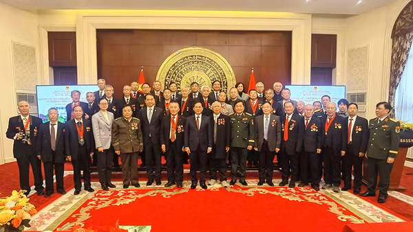 Ông Trương Văn Bân và các cựu chiến binh Trung Quốc tại hoạt động tri ân của Bộ Quốc phòng Việt Nam tổ chức tháng 12/2024 tại Bắc Kinh. Ảnh | NVCC