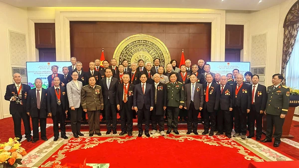 Ông Trương Văn Bân và các cựu chiến binh Trung Quốc tại hoạt động tri ân của Bộ Quốc phòng Việt Nam tổ chức tháng 12/2024 tại Bắc Kinh. Ảnh | NVCC