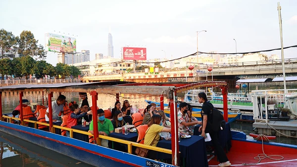 Người dân và du khách trải nghiệm ngắm cảnh dọc kênh Nhiêu Lộc. Nguồn: VnExpress