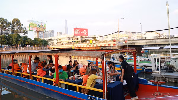 Người dân và du khách trải nghiệm ngắm cảnh dọc kênh Nhiêu Lộc. Nguồn: VnExpress