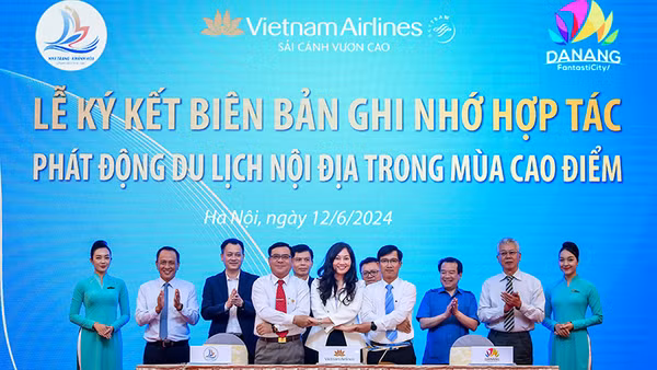 Lễ ký kết Biên bản ghi nhớ hợp tác phát động du lịch nội địa trong mùa cao điểm tại Hội thảo. Ảnh: THÀNH ĐẠT
