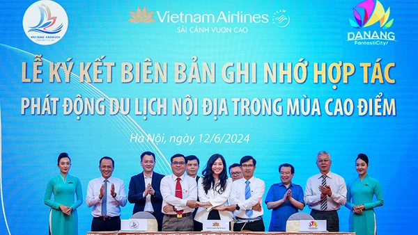 Lễ ký kết Biên bản ghi nhớ hợp tác phát động du lịch nội địa trong mùa cao điểm tại Hội thảo. Ảnh: THÀNH ĐẠT
