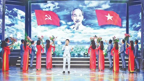 Chương trình biểu diễn nghệ thuật tại Lễ trao giải thưởng sáng tác, quảng bá tác phẩm văn học, nghệ thuật, báo chí về chủ đề “Học tập và làm theo tư tưởng, đạo đức, phong cách Hồ Chí Minh”.Ảnh | TRẦN HẢI