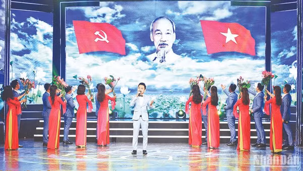 Chương trình biểu diễn nghệ thuật tại Lễ trao giải thưởng sáng tác, quảng bá tác phẩm văn học, nghệ thuật, báo chí về chủ đề “Học tập và làm theo tư tưởng, đạo đức, phong cách Hồ Chí Minh”.Ảnh | TRẦN HẢI
