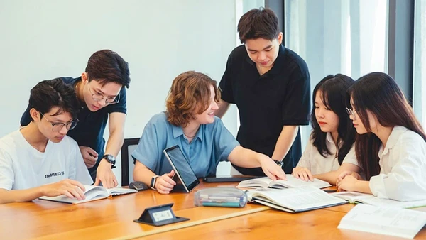 Sinh viên Đại học Việt Đức học tập tại trường.