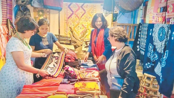 Cơ sở dệt thổ cẩm của gia đình nghệ nhân Sầm Thị Tình tại làng thổ cẩm Hóa Tiến, xã Châu Tiến, huyện Quỳ Châu, tỉnh Nghệ An. Ảnh | NGUYỄN HÙNG