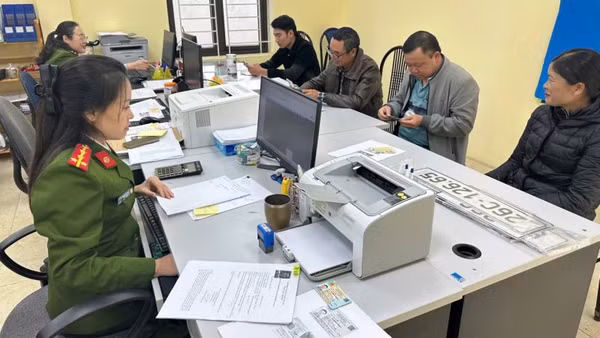 Công an phường Mộc Sơn (thị xã Mộc Châu, Sơn La) nêu cao tinh thần phục vụ nhân dân.