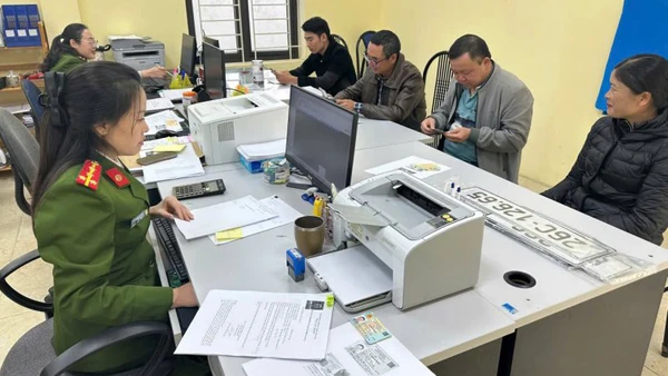 Công an phường Mộc Sơn (thị xã Mộc Châu, Sơn La) nêu cao tinh thần phục vụ nhân dân.