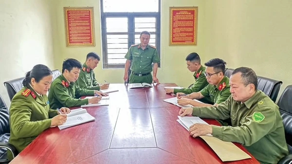 Công an xã Thống Nhất họp bàn trao đổi công việc.