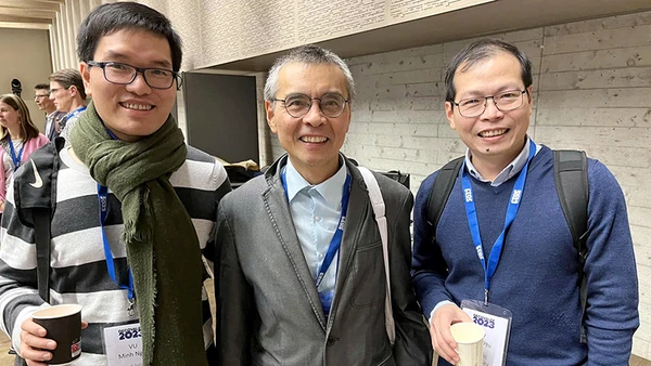 TS Vũ Minh Ngọc (ngoài cùng, bên trái) và các nhà khoa học Việt Nam bên lề một hội thảo quốc tế. Ảnh | NVCC