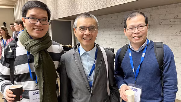 TS Vũ Minh Ngọc (ngoài cùng, bên trái) và các nhà khoa học Việt Nam bên lề một hội thảo quốc tế. Ảnh | NVCC