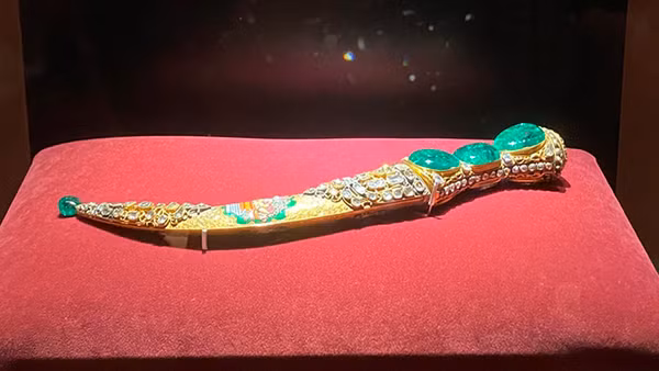 Con dao găm “Topkapi Emerald” nổi tiếng, với phần chuôi gắn ba viên ngọc lục bảo Columbia cỡ lớn và phần vỏ bằng vàng nạm đá quý. 
