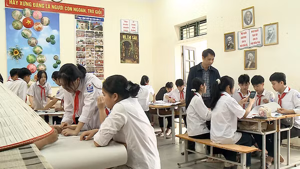 Chiếc nón lá truyền thống đã có mặt trong những tiết học của thầy và trò Trường THCS Gia Thanh, huyện Phù Ninh, Phú Thọ. 