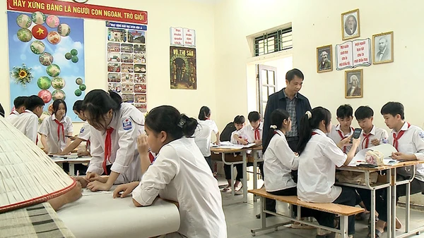 Chiếc nón lá truyền thống đã có mặt trong những tiết học của thầy và trò Trường THCS Gia Thanh, huyện Phù Ninh, Phú Thọ. 