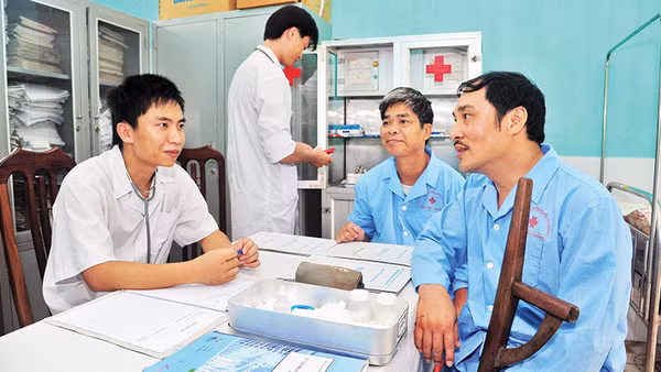 Chăm sóc sức khỏe cho thương binh Trung tâm Điều dưỡng thương binh Lạng Giang (Bắc Giang). Ảnh: TRẦN HẢI