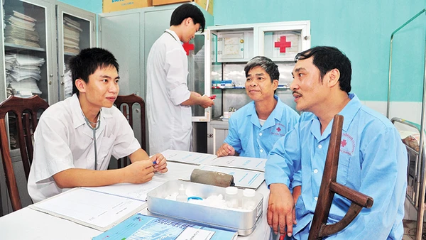 Chăm sóc sức khỏe cho thương binh Trung tâm Điều dưỡng thương binh Lạng Giang (Bắc Giang). Ảnh: TRẦN HẢI