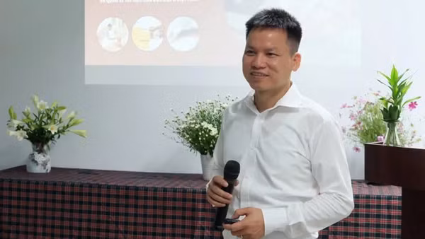 PGS, TS Nguyễn Thiên Tạo tại buổi giảng đại chúng về quản lý tai nạn rắn độc.