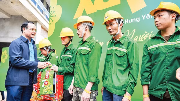 Chủ tịch Tổng Liên đoàn Lao động Việt Nam Nguyễn Đình Khang trao quà tặng công nhân. Ảnh THÀNH ĐẠT