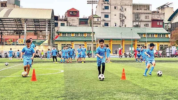 Một lớp học đá bóng cho trẻ em trong dịp hè tại Trung tâm Thể dục thể thao quận Hoàn Kiếm. (Ảnh ĐĂNG ANH)