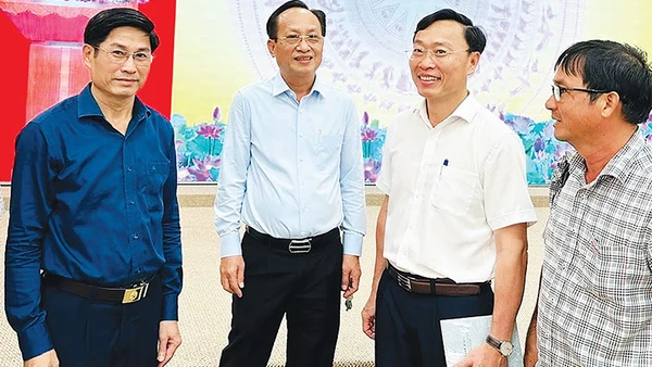 Đồng chí Phạm Văn Thiều, Chủ tịch UBND tỉnh Bạc Liêu (thứ hai từ trái qua) với các đồng chí lãnh đạo tỉnh. (Ảnh TRỌNG DUY)