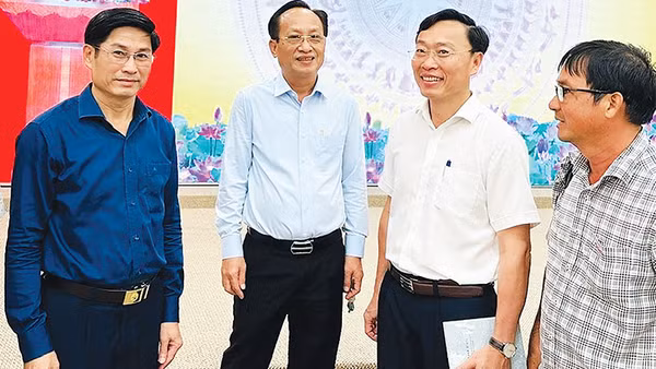 Đồng chí Phạm Văn Thiều, Chủ tịch UBND tỉnh Bạc Liêu (thứ hai từ trái qua) với các đồng chí lãnh đạo tỉnh. (Ảnh TRỌNG DUY)