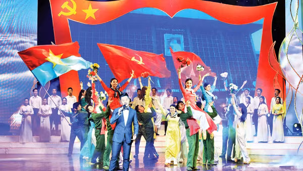 Tiết mục văn nghệ ca ngợi Đảng quang vinh, tình yêu quê hương đất nước. Ảnh | TRẦN HẢI