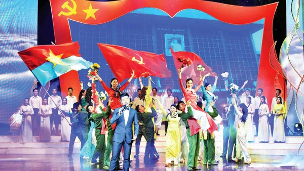 Tiết mục văn nghệ ca ngợi Đảng quang vinh, tình yêu quê hương đất nước. Ảnh | TRẦN HẢI