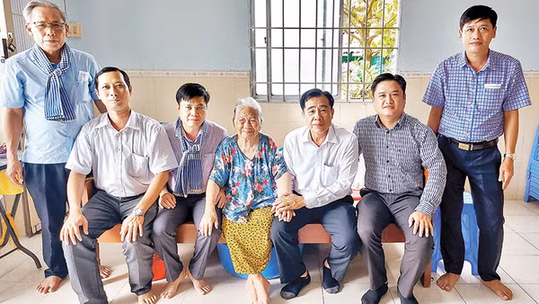 Lãnh đạo huyện Hòa Bình đến thăm, tặng quà các đồng chí đảng viên lão thành. Ảnh: HỒNG ĐÀO