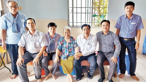 Lãnh đạo huyện Hòa Bình đến thăm, tặng quà các đồng chí đảng viên lão thành. Ảnh: HỒNG ĐÀO