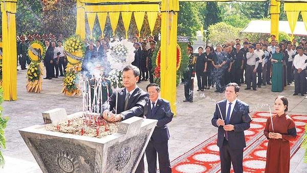 Đoàn đại biểu Tỉnh ủy, Hội đồng nhân dân, Ủy ban nhân dân, Ủy ban Mặt trận Tổ quốc Việt Nam tỉnh Kon Tum dâng hương lên các liệt sĩ.