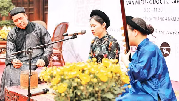 Đào nương Kim Ngọc (ngồi giữa) trình diễn ca trù tại Văn Miếu-Quốc Tử Giám.