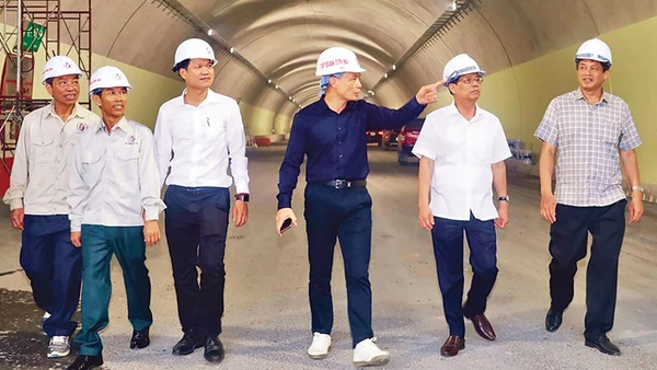 Chủ tịch Ủy ban nhân dân tỉnh Khánh Hòa Nguyễn Tấn Tuân (thứ hai từ phải sang) kiểm tra công tác chuẩn bị cho lễ khánh thành đường cao tốc Nha Trang-Cam Lâm.