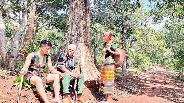 Già làng Điểu Lên (xã Bình Minh, huyện Bù Đăng) giáo dục con cháu về truyền thống cách mạng của người S’tiêng.