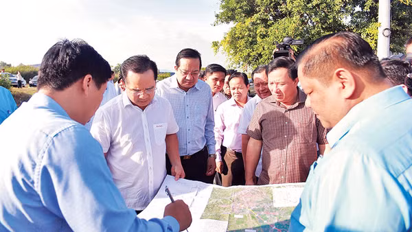 Bí thư Tỉnh ủy Long An Nguyễn Văn Được (áo trắng) trực tiếp kiểm tra tiến độ thi công các công trình trọng điểm trên địa bàn tỉnh Long An.