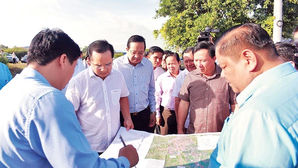 Bí thư Tỉnh ủy Long An Nguyễn Văn Được (áo trắng) trực tiếp kiểm tra tiến độ thi công các công trình trọng điểm trên địa bàn tỉnh Long An.