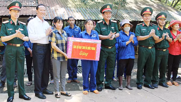 Thượng tướng Võ Minh Lương, Ủy viên Trung ương Đảng, Ủy viên Thường vụ Quân ủy Trung ương, Thứ trưởng Bộ Quốc phòng, thăm, tặng quà động viên cán bộ, chiến sĩ, người lao động Trung đoàn 717