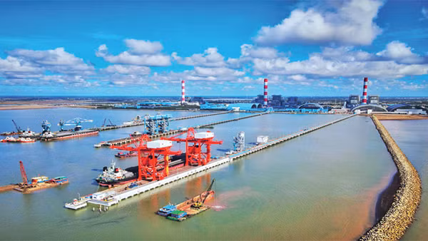 Khu cảng biển Trung tâm Điện lực Duyên Hải, thị xã Duyên Hải.