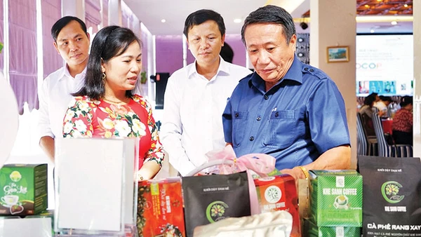 Phó Chủ tịch Thường trực Ủy ban nhân dân tỉnh Quảng Trị Hà Sỹ Đồng thăm gian hàng trưng bày sản phẩm OCOP.